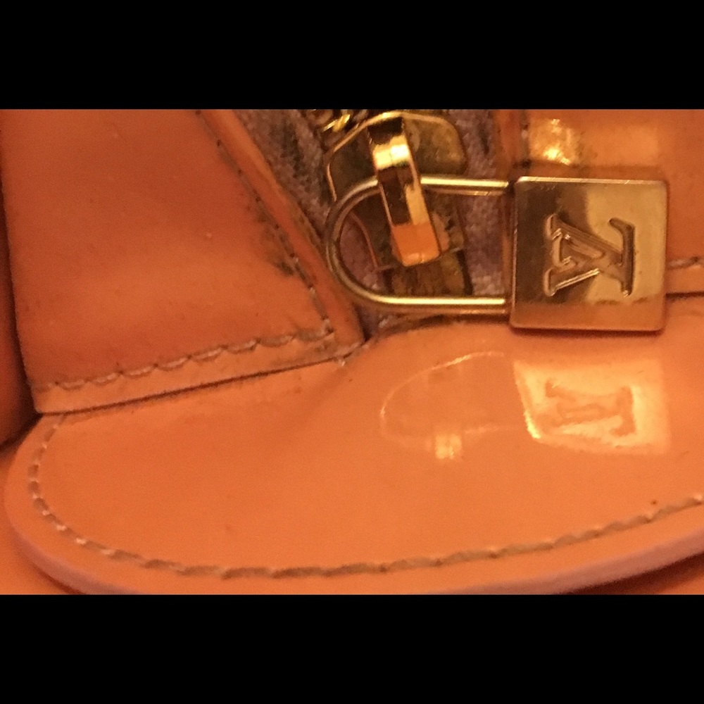 EUC LOUIS VUITTON VERNIS💯% authentic leather tote - Picture 5 of 8